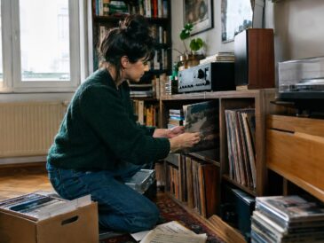 Domowa biblioteka muzyczna w małym mieszkaniu: jak uporządkować nuty, płyty i sprzęt audio?